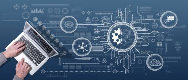 Dijital bozulma sembollü dizüstü bilgisayar kullanan ellerin üst görünümü