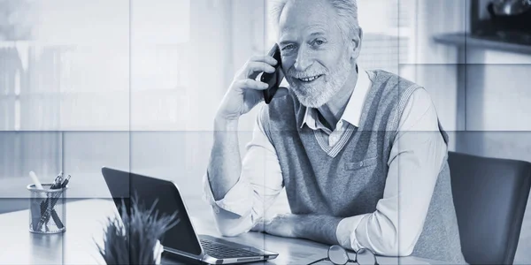 Portret Uśmiechniętego Starszego Biznesmena Siedzącego Biurze Rozmawiającego Przez Telefon Komórkowy — Zdjęcie stockowe