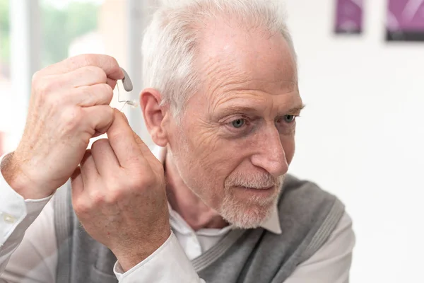 Senior Man Sätta Hörapparater — Stockfoto