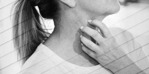 Жінка Свербить Подряпає Шию Симптоми Алергії Геометричний Візерунок — стокове фото