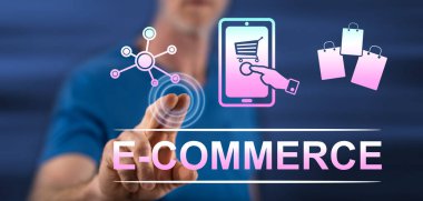 Adam dokunmatik ekranda bir e-ticaret konseptine parmağıyla dokunuyor.