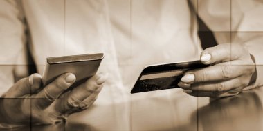 Çevrimiçi ödeme için akıllı telefon ve kredi kartı kullanan kadın, geometrik desen