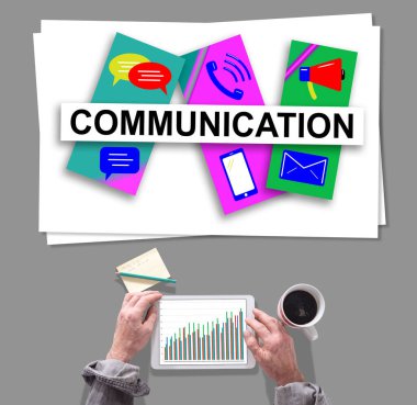 İletişim kavramının önünde tablet kullanan erkek eller