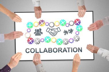 Elle tutulan bir tahtanın üzerinde işbirliği konsepti