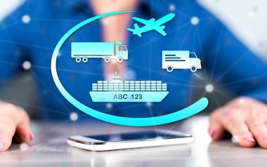 Arka planda bir kadının elleri arasında ulaşım konsepti olan akıllı telefon.