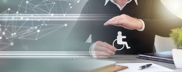 Aseguradora Que Protege Una Persona Con Discapacidad Con Mano Pancarta — Foto de Stock