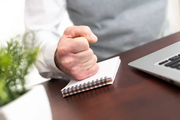 Arg Affärsman Slår Sitt Skrivbord Med Knuten Näve — Stockfoto