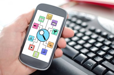 Uygulamalar için arama konseptini gösteren bir akıllı telefon.
