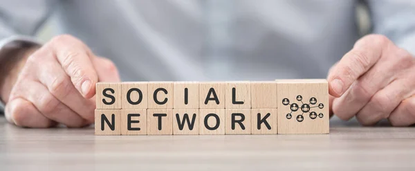 ソーシャルネットワークの概念のシンボルと木製のブロック — ストック写真