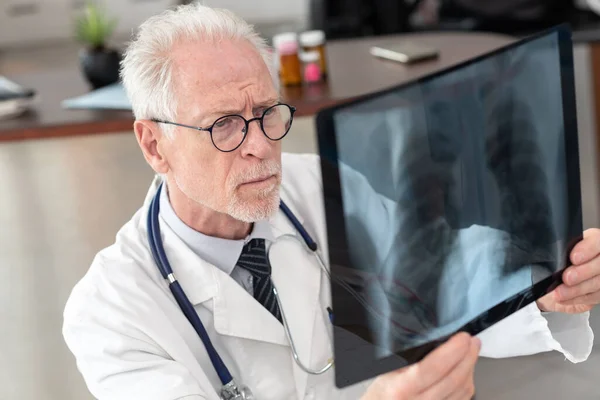 Oberarzt Schaut Sich Röntgenbild Arztpraxis — Stockfoto