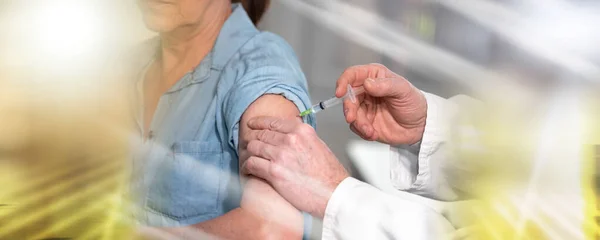 Lékař Injekčně Aplikovat Vakcínu Pacientce Vícenásobná Expozice — Stock fotografie