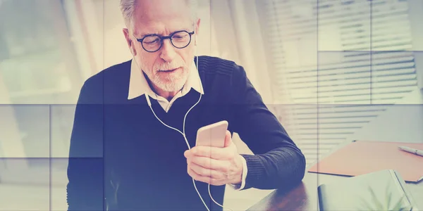 Uomo Affari Anziano Che Utilizza Auricolari Durante Conversazione Sul Telefono — Foto Stock