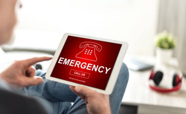 Tablet ekranda acil durum kavramı gösteriliyor