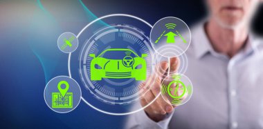 Adam dokunmatik ekranda sürücüsüz araba konseptine parmağıyla dokunuyor.