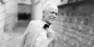 Yakışıklı, olgun bir adamın portresi, açık hava, geometrik desen