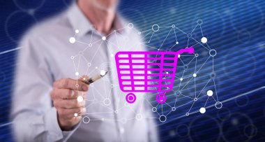 Dokunmatik ekranda kalemle bir e-ticaret konseptine dokunan adam