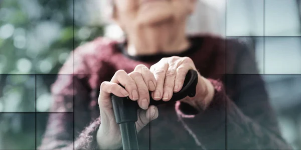 Vieja Sentada Con Las Manos Sobre Bastón Patrón Geométrico — Foto de Stock