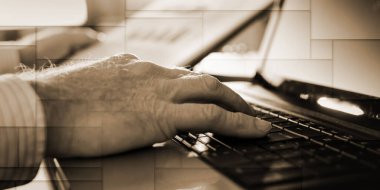 Ofiste dizüstü bilgisayarda yazan bir işadamı, geometrik desen