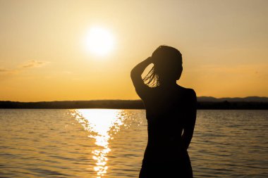 gün batımında deniz kızı