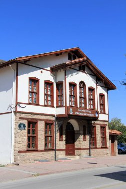 Konya 'da eski bir geleneksel ev. Ev Koprubasi Caddesi 'nde yer almaktadır. Karatay, Konya, Türkiye.