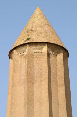 Kunbeti Kabus Anıtı 1006 yılında Kabus bin Vesmgir tarafından inşa edilmiştir. Tuğladan yapılmış anıt 57 metre yüksekliğindedir. Anıt gücü sembolize ediyor. Gunbedi Kabus, Golestan, İran.
