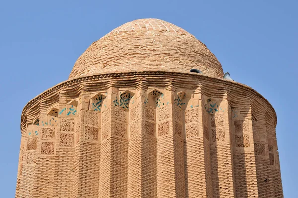 Bastam Tomb位于Beyazidi Bistami清真寺旁边 这座坟墓是在伊尔汉利时期建造的 坟墓的上部有瓷砖装饰 Bastam Semnan Iran — 图库照片