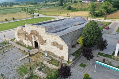 Çakallı Tashan Caravanserai, Anadolu Seljuk döneminde 13. yüzyılda inşa edilmiştir. Caravanserai, İpek Yolu üzerinde yer almaktadır. Samsun, Türkiye.