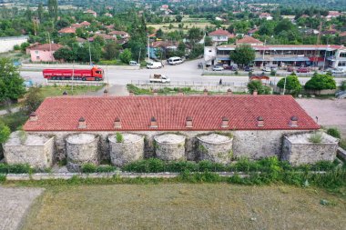 Ezinepazar Caravanserai, Amasya 'nın Ezine Pazar ilçesine bağlı bir beldedir. Seljuk Sultanlarından Alaaddin Keykubat 'ın karısı Melike Mahperi Hatun tarafından inşa edildi..