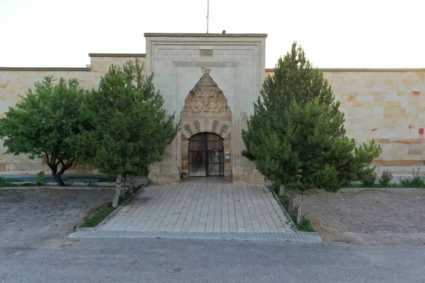 Saruhan Caravanserai, 1249 yılında Anadolu Seljuk döneminde inşa edilmiştir. Kervanın ön tarafından bir manzara. Caravanserai, Avanos bölgesinde yer almaktadır. Nevsehir, Türkiye.