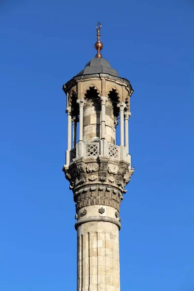 アジジイ モスクは1867年にオスマン帝国時代に建設された モスクはベデステンのバザールに位置しています モスクはバロック様式の建築様式で建てられた トルコのコンヤ — ストック写真