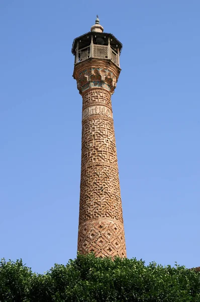 セムナン フライデー モスクは1026年にセルジューク朝時代に建設された レンガ造りのモスクのミナレットにはセルジューク朝の芸術の痕跡があります イランのスンナン — ストック写真