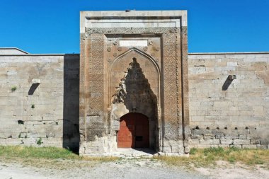 Agzikara Han Caravanserai Anadolu Seljuk dönemi, 1231-1239 yılları arasında inşa edilmiştir. Caravanserai Hoca Mesut tarafından inşa edildi. Kervanın giriş kısmı burası. Aksaray, Türkiye.