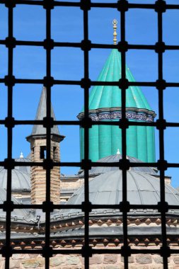 Mevlana Müzesi, Dini bina, içinde yeşil minare ve müze var. Mevlana Celaleddin Rumi, İslam 'ın sufi filozofu ve mistik şairi. Konya, Türkiye.