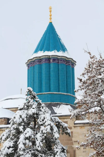 Mevlana Müzesi, Dini bina, içinde yeşil minare ve müze var. Mevlana Celaleddin Rumi, İslam 'ın sufi filozofu ve mistik şairi. Konya, Türkiye.
