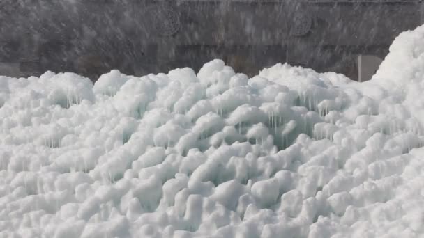 Bazénová Fontána Zamrzla Kvůli Chladnému Počasí Voda Tekoucí Bílé Ledové — Stock video