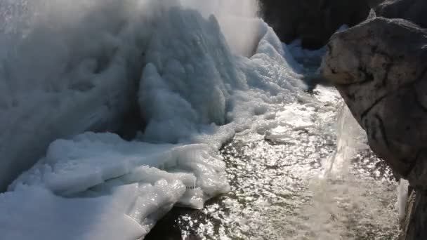 由于天气寒冷 游泳池的喷泉结冰了 水流过白色的冰面 阳光灿烂的日子里浮冰 — 图库视频影像