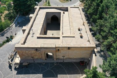 Eshabi Kehf Karavanserai, Anadolu Seljuk döneminde 13. yüzyılda inşa edilmiştir. İHA 'yla çekilmiş bir karavanın fotoğrafı. Kahramanmaras, Türkiye.
