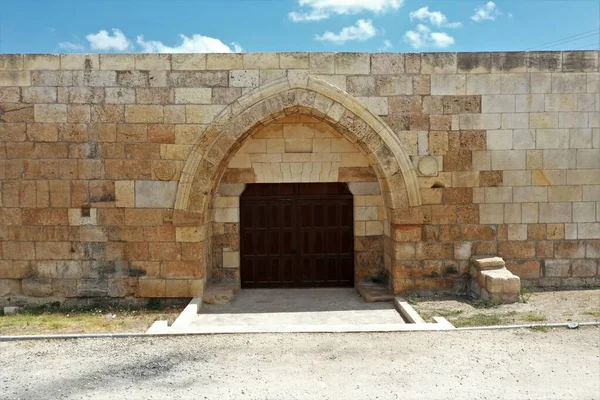 Yuregir Caravanserai Anadolu Seljuk Döneminde Inşa Edilmiştir Karavanın Arkasında Eski — Stok fotoğraf