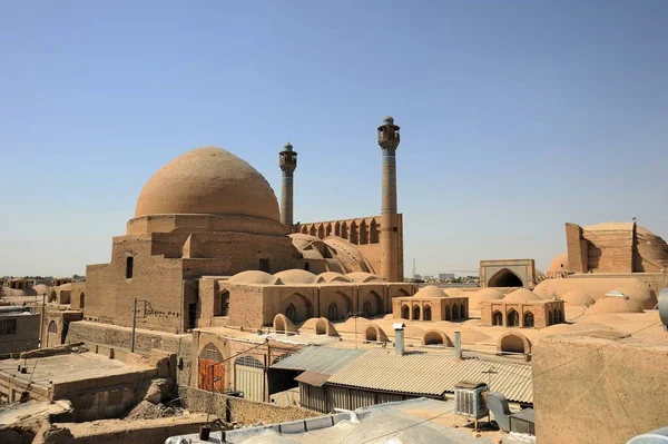 İsfahan Büyük Camii 771 yılında inşa edilmiştir. Takip eden yıllarda camiye ilave bölümler yapıldı. Cami Unesco 'nun dünya mirası listesinde. İsfahan, İran.