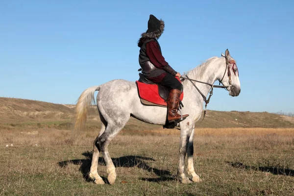 Turecký Voják Tradičním Oblečení Jezdí Bílém Koni Lučištník Staré Turecké — Stock fotografie