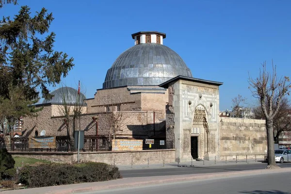 Konya 'da Karatay Madrasah vire. Konya, Türkiye 'de daha popüler bir turizm beldesi. Medrese, Orta Çağ 'da Seljuk döneminde inşa edilmiştir..