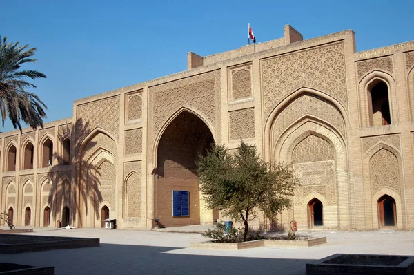 Mustansiriyye Madrasa, 1227-1233 yılları arasında inşa edilmiştir. Medresenin dışından görünüşü. Bağdat, Irak.