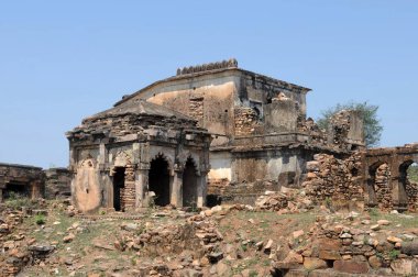 Kalinjar Kalesi 'ndeki yapılar. Tarihi kalede mescit, mezar, sarnıç ve kuyu gibi yapılar vardır. Madhya Pradesh, Hindistan.