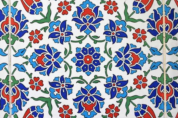 Konya Topraklik Caddesi 'ndeki bir sokak çeşmesinin fayans süslemeleri. Fayanslar 2000 yılında Kutahya 'da üretildi. Konya, Türkiye.