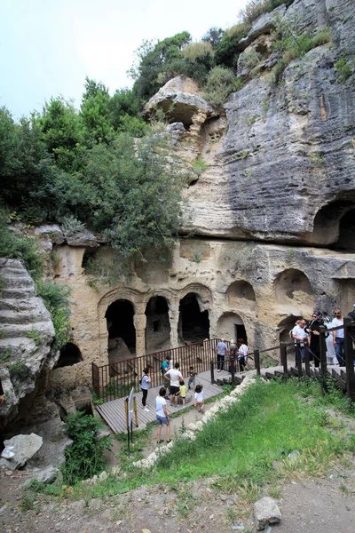 Besikli Mağarası, Samandağ 'ın Hatay ilçesinde yer almaktadır. MÖ. Mağara. Birinci yüzyılda yapılmıştı. Hatay, Türkiye.