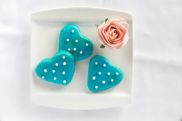 Biscoitos de coração com gelo azul de cima — Fotografia de Stock