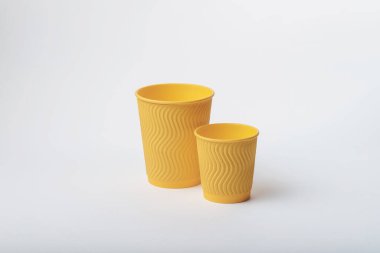 Sarı kağıt kahve fincanı beyaz arka plan. Sıcak içecekler için şablon, tek kullanımlık plastik ve kağıt teçhizat.