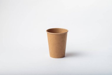Beyaz arka planda biyolojik olarak çözünebilen kahverengi kağıttan yapılmış kahve için boş kağıt bardak. Kahverengi karton kahve fincanı.