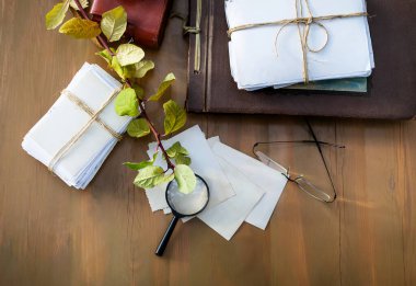 Fotoğraf albümü, film kamerası ve masada eski aile fotoğrafları. Geçmişin anıları. Düz yatıyordu.