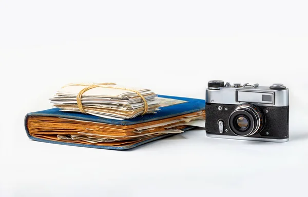 Altes Fotoalbum Mit Fotografien Und Einer Kamera Auf Weißem Hintergrund — Stockfoto